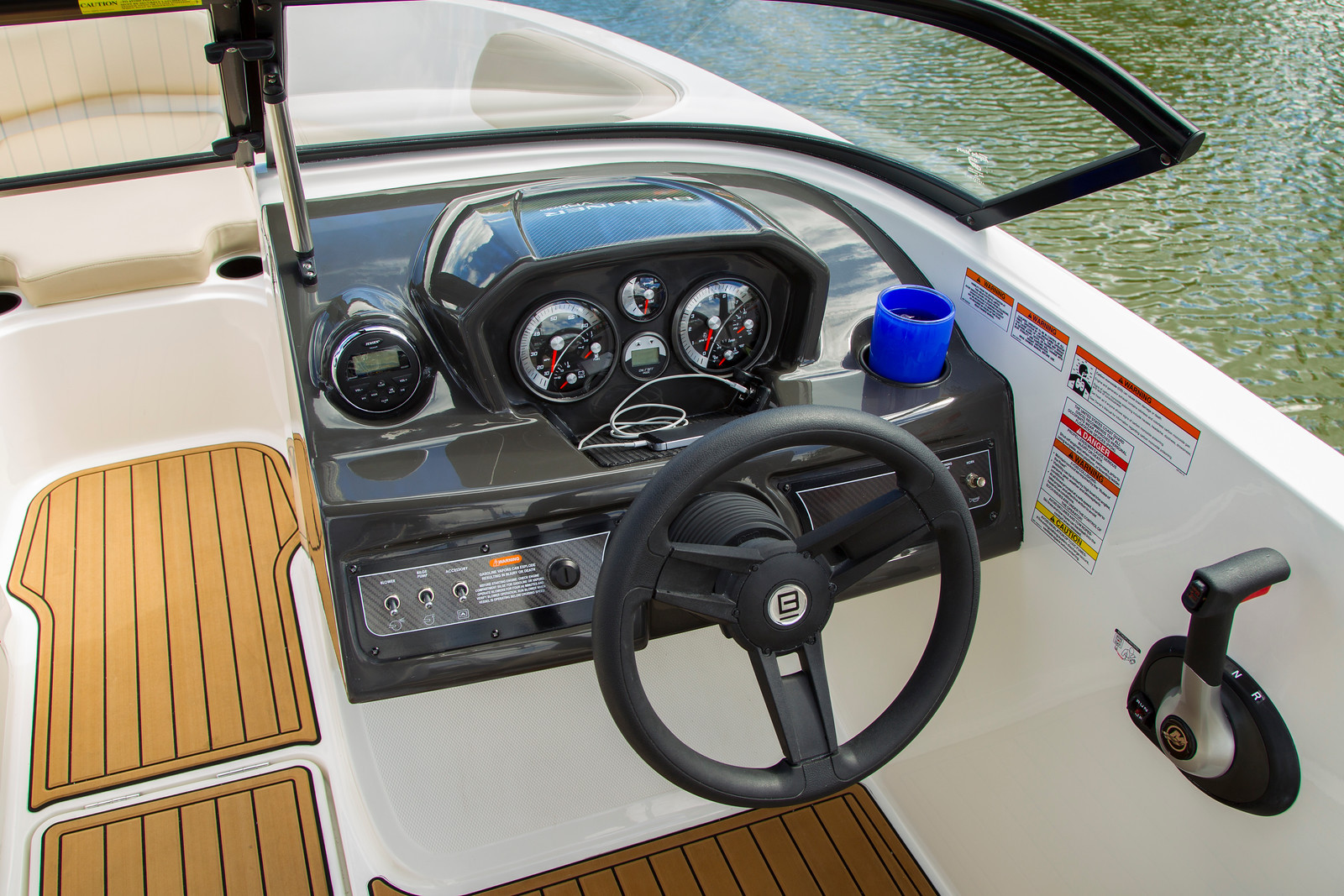 Bayliner VR5 med MerCruiser sterndrive - 9